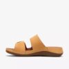 Cecily Step flade sandaler til kvinder i lys okkerfarvet nubuck