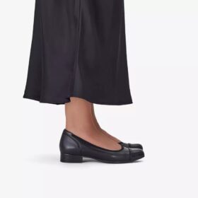 Krystine May slip-on-sko i sort læder til kvinder Krystine May slip-on-sko i sort læder til kvinder