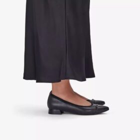 Natalyn slip-ons i mørk sort læder til kvinder